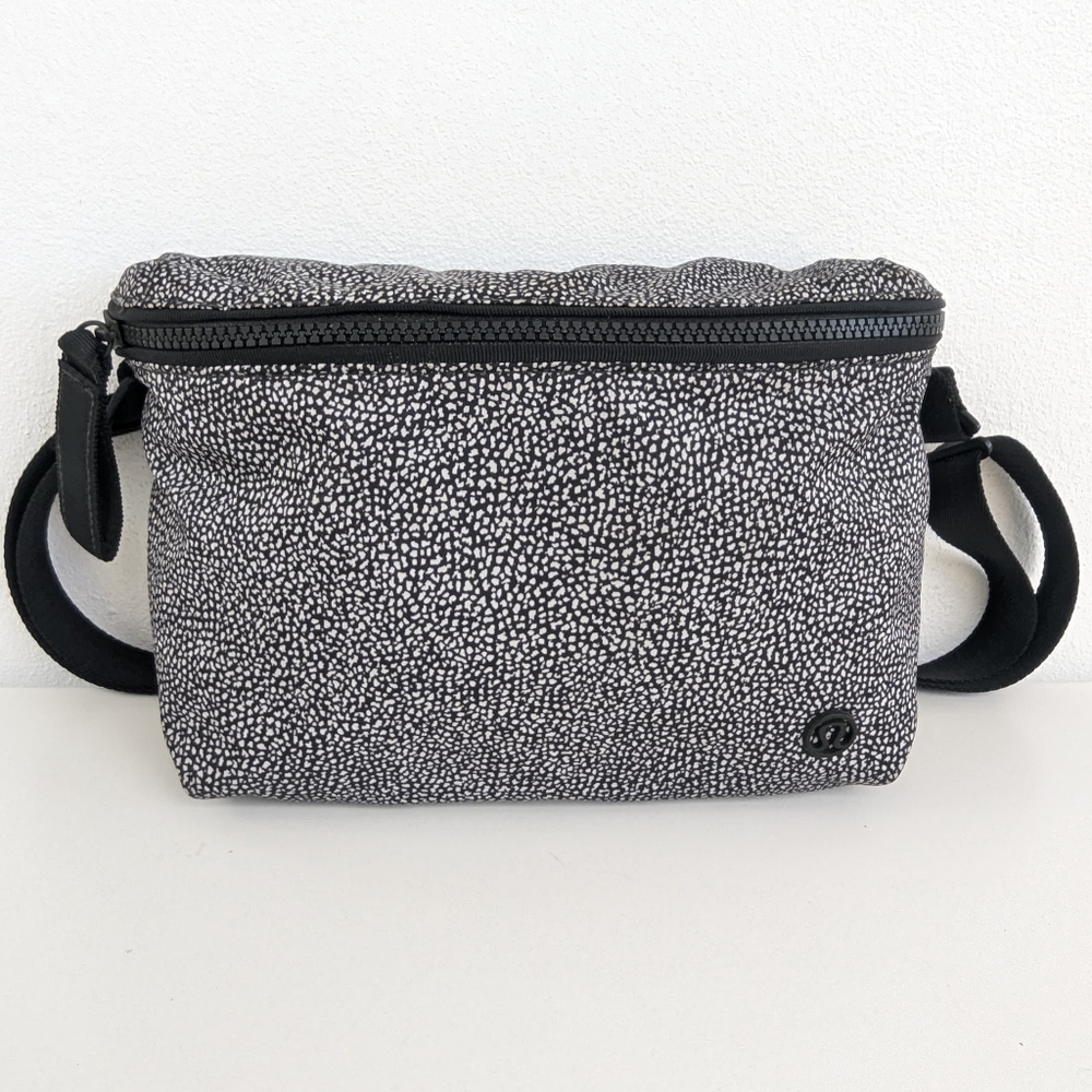 🌹 Lululemon Black & White Mini Waist Bag with Speckled Design Fanny Pack, - Picture 4 of 11
